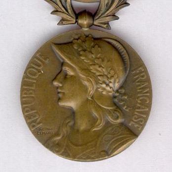 Bronze Medal (stamped "GEORGES LEMAIRE," "E M LINDAUER") Obverse