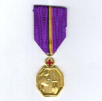 Gold Medal (for Red Cross Members, stamped "V DEMANET") Obverse