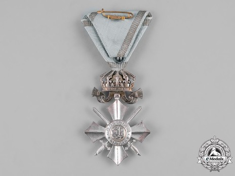 Order of Military Merit, Type I, IV Class (on Bravery Ribbon) Reverse