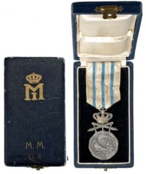 II Class Medal (for Navigation Personnel, with swords, 1937-1947) Case of Issue (by Monetaria Nationala) Exterior and Interior