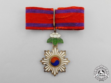 Order of the Taeguk, III Class Neck Badge Obverse