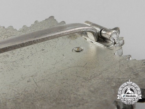 German Cross, in Silver, by Deschler (4 rivets, unmarked) Detail