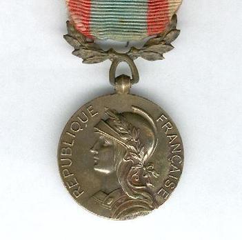 Bronze Medal (stamped "GEORGES LEMAIRE" " J. CARLIER.DEL" "TSCHVDIN.SVR.," 1956-1958) Obverse