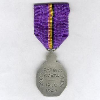 Silver Medal (for Red Cross Members, stamped "V DEMANET") Reverse