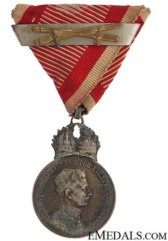 Silver Medal (with Karl I, second award clasp, & swords) Obverse