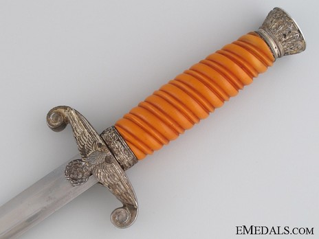 German Army E. & F. Hörster-made Early Version Officer’s Dagger Obverse Grip Detail