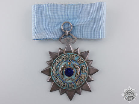 Order of the Double Dragon, Type II, IV Class Badge Obverse