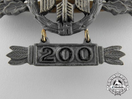 Short-Range Day Fighter Clasp, in Gold (with "200" pendant) Detail
