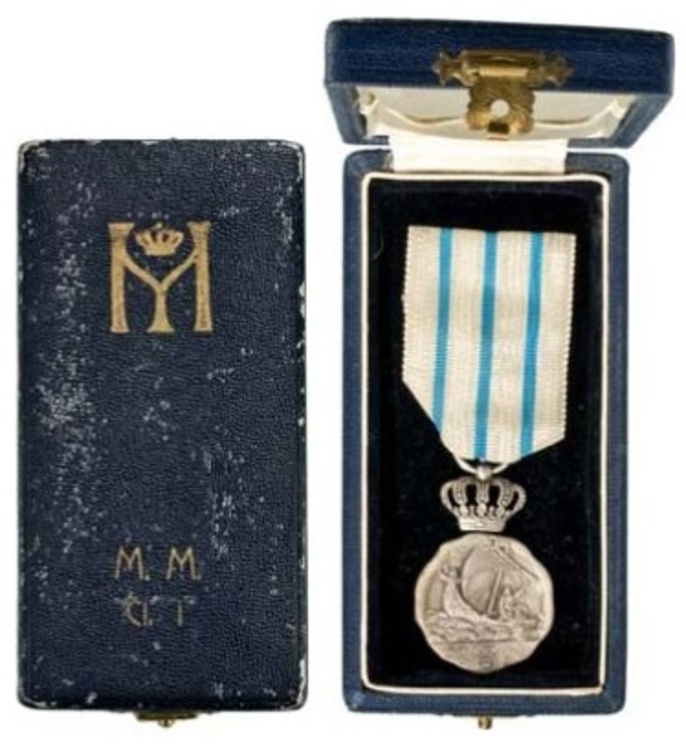 Ii+class+medal+%28with+crown%29+case