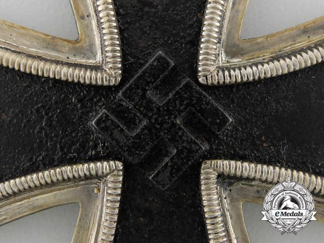 Knight's Cross of the Iron Cross (by Klein & Quenzer) Obverse Detail