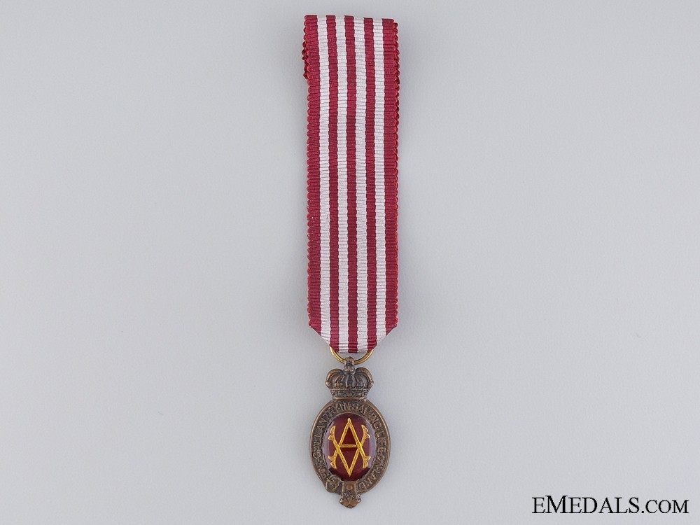 Miniature i class medal for life saving on land obverse
