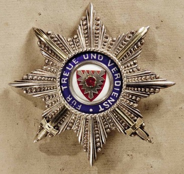 Princely House Order of Schaumburg-Lippe, I Class Breast Star with Swords Obverse