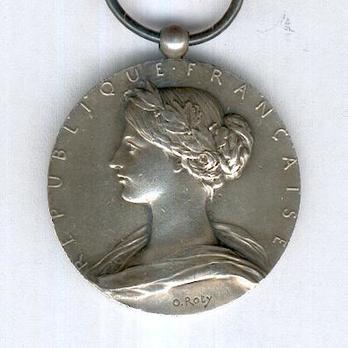 Silver Medal (without "1900," stamped "O. ROTY," 1900-1935) Obverse