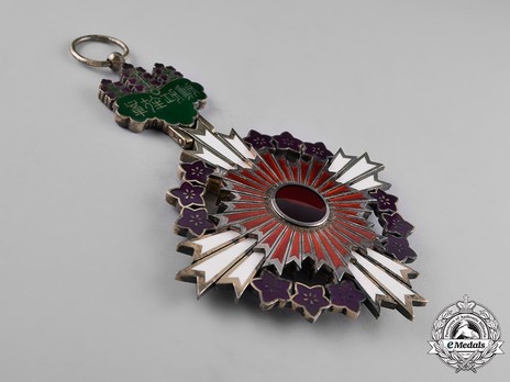 Order of the Paulownia Flowers, Badge Obverse