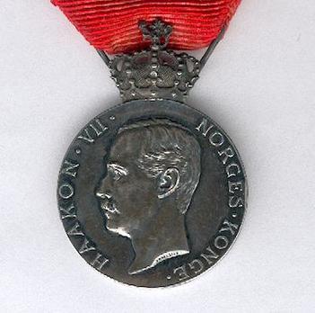 H.M. The Kings Commemorative Medal,  II Class (with crown Haakon VII stamped "THRONDSEN") Obverse
