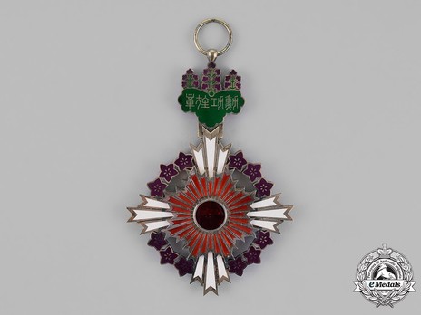 Order of the Paulownia Flowers, Badge Obverse