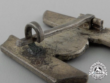 Clasp to the Iron Cross I Class, Type I, by C. E. Juncker (pinback) Detail