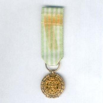 Miniature Gold Medal (for 36 Years, 1949-1971) Obverse