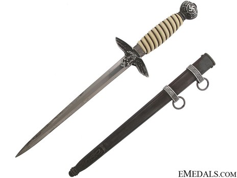Luftwaffe Alcoso-made 2nd pattern Dagger Obverse with Scabbard