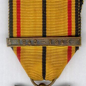 III Class Medal (with "1940-1945" clasp) Clasp