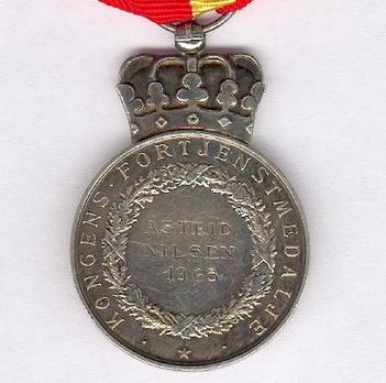 Royal House Medal of Merit, Silver Medal (with crown Olav V) Reverse