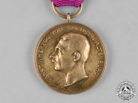 Saxe-Altenburg House Order Medals of Merit, Type IV, Military Division, in Gold (swords on clasp) Obverse