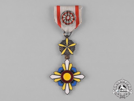 Order of the Auspicious Clouds, IV Class Officer Obverse