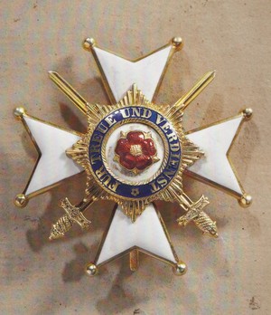 House Order of the Honour Cross, Type II, Officers' Cross with Swords Obverse