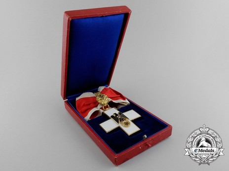 Cross of Honour of the German Red Cross, Type III, I Class Cross Case of Issue Obverse