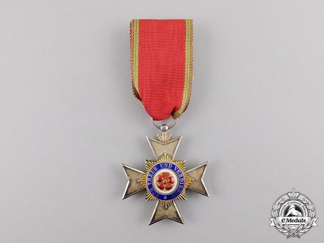 Princely House Order of Schaumburg-Lippe, IV Class Cross Obverse