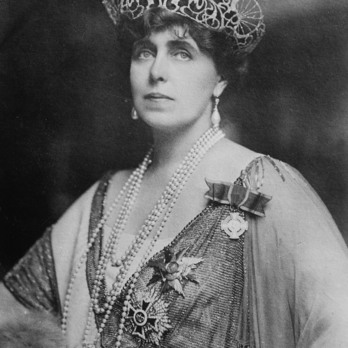 Queen Mary of Romania wearing the Order of the Romanian Crown, Grand Cross Breast Star