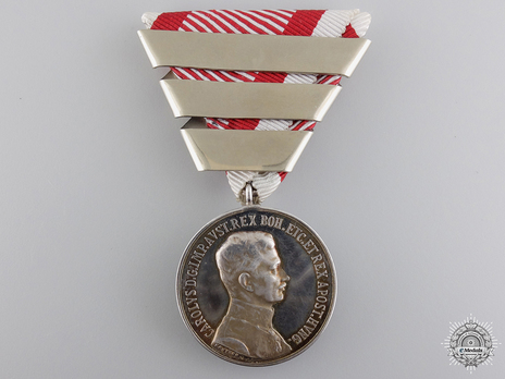 Type IX, I Class Silver Medal (with fourth award clasps) Obverse