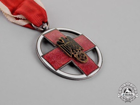 Cross of Honour of the German Red Cross, Type III, Medal Obverse
