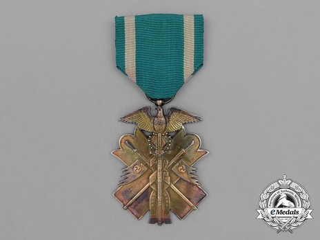 Order of the Golden Kite, VI Class Badge Obverse