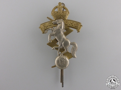 Royal Canadian Electrical and Mechanical Engineers Officers Cap Badge Obverse