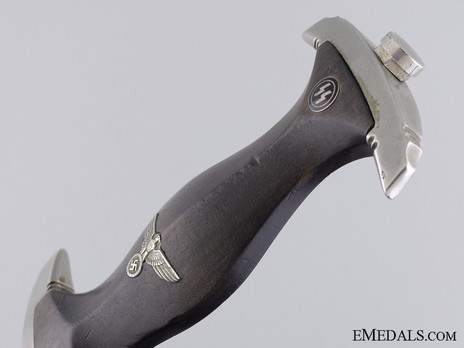 Allgemeine SS M33 Early Pre-RZM Mark Service Dagger (by Carl Eickhorn) Obverse Pommel Detail