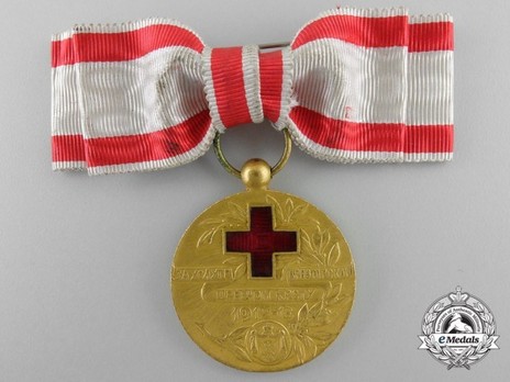 Red Cross Medal, in Gold (for Women) Obverse