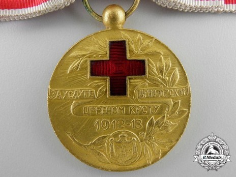 Red Cross Medal, in Gold (for Women) Obverse