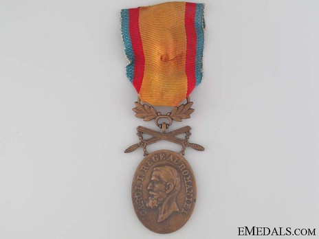Medal of Valour and Loyalty, III Class (with swords) Obverse