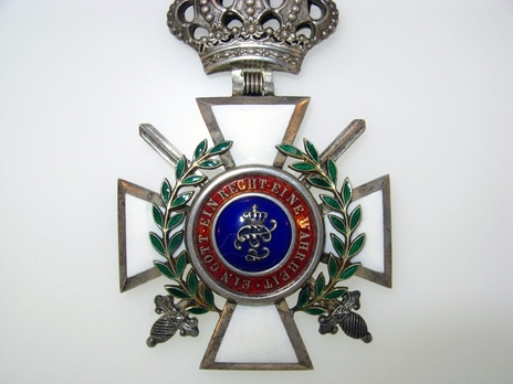 House Order of Duke Peter Friedrich Ludwig, Military Division, Grand Cross (with silver crown and wreath) Obverse