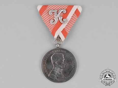 Bravery Medal "DER TAPFERKEIT", Type IX, II Class Silver Medal (with Officer's Decoration)