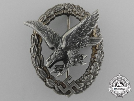 Radio Operator & Air Gunner Badge, by Berg & Nolte Obverse