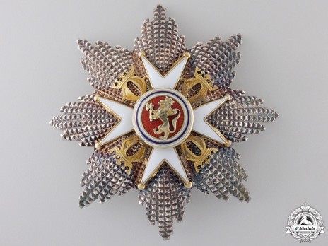 Order of St. Olav, Grand Cross Breast Star, Military Division (stamped "J. TOSTRUP") Obverse
