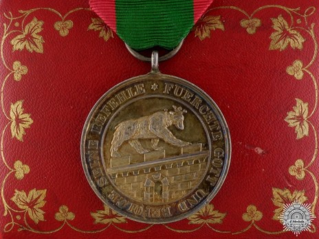 Order of Albert the Bear, Gold Medal of Merit (in silver gilt) Obverse
