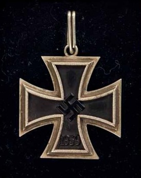 Knight's Cross of the Iron Cross, by C. E. Juncker (unmarked, magnetic) Obverse