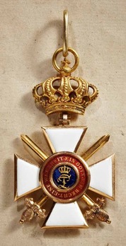 House Order of Duke Peter Friedrich Ludwig, Military Division, Commander (in gold) Obverse