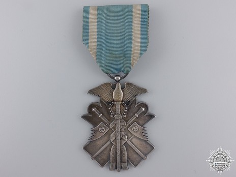 Order of the Golden Kite, VII Class Badge Obverse