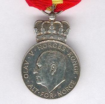 Royal House Medal of Merit, Silver Medal (with crown Olav V) Obverse