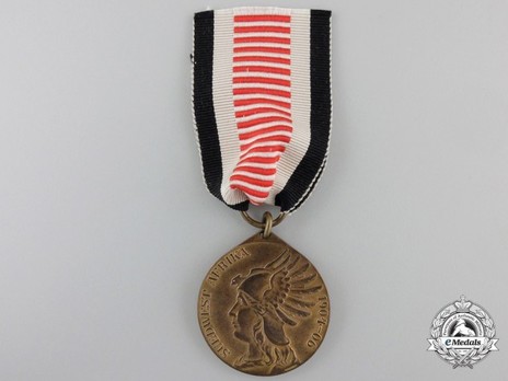 South Africa Campaign Medal, for Combatants (in bronze gilt) Obverse