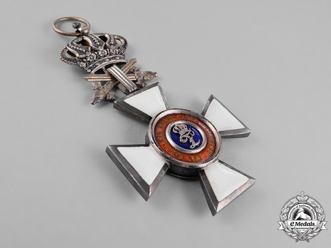 House Order of Duke Peter Friedrich Ludwig, Military Division, Grand Cross (with silver crown, swords on ring) Obverse